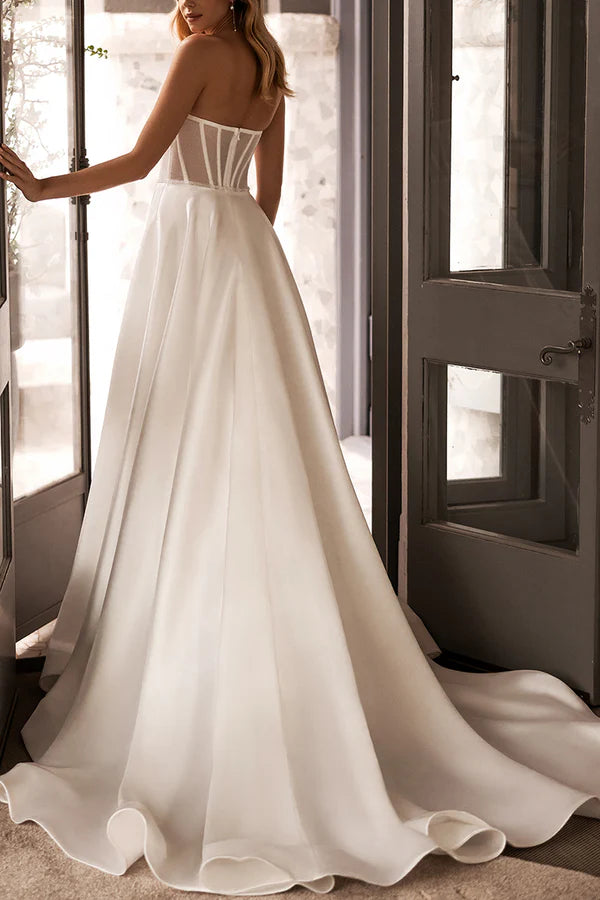 Vestido de novia de satén con corte en forma de corazón, abertura alta y bolsillos